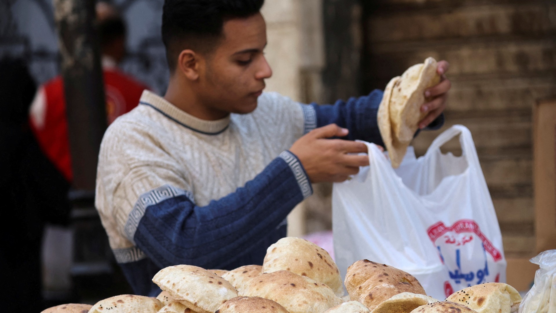 “الرغيف بكام” سعر رغيف العيش المدعم اليوم 6 يونيو 2024 والفئات المسثنله من الحصول علي العيش المدعم