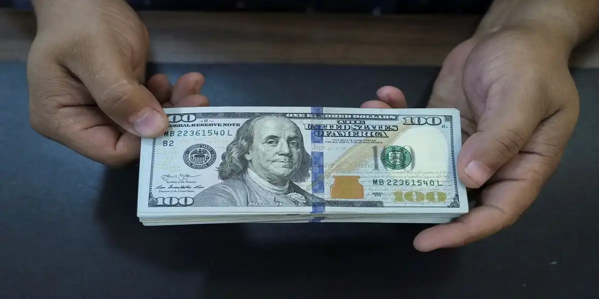سعر صرف 100 دولار مقابل الدينار العراقي اليوم في السوق السوداء الإثنين الموافق 21 أكتوبر 2024