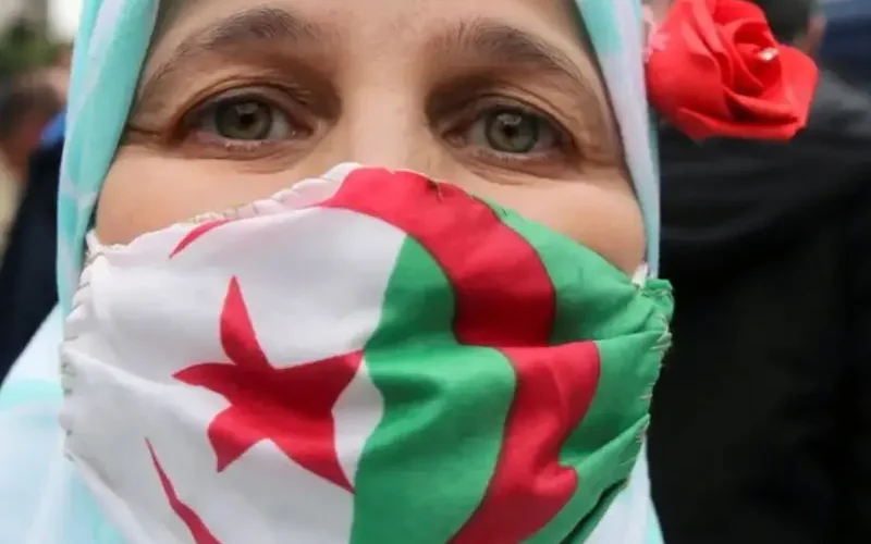 سجل حالًا … منحة المرأة الماكثة بالمنزل 2024 والحصول على دعم 800 دينار جزائري