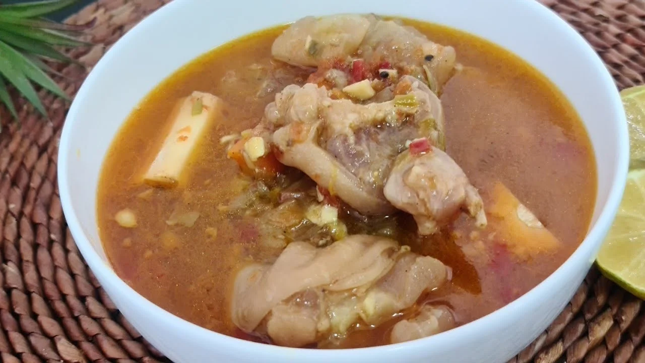 اعمليها في العزومات … طريقة عمل شوربة الكوارع