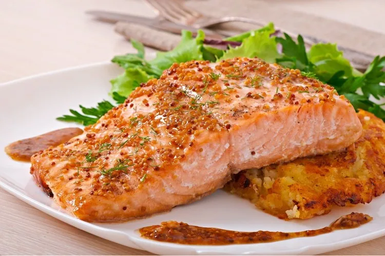 لأحلى غدا وعشاء .. طريقة عمل سالمون مشوي بصلصة الخردل مع الأرز بالكاري
