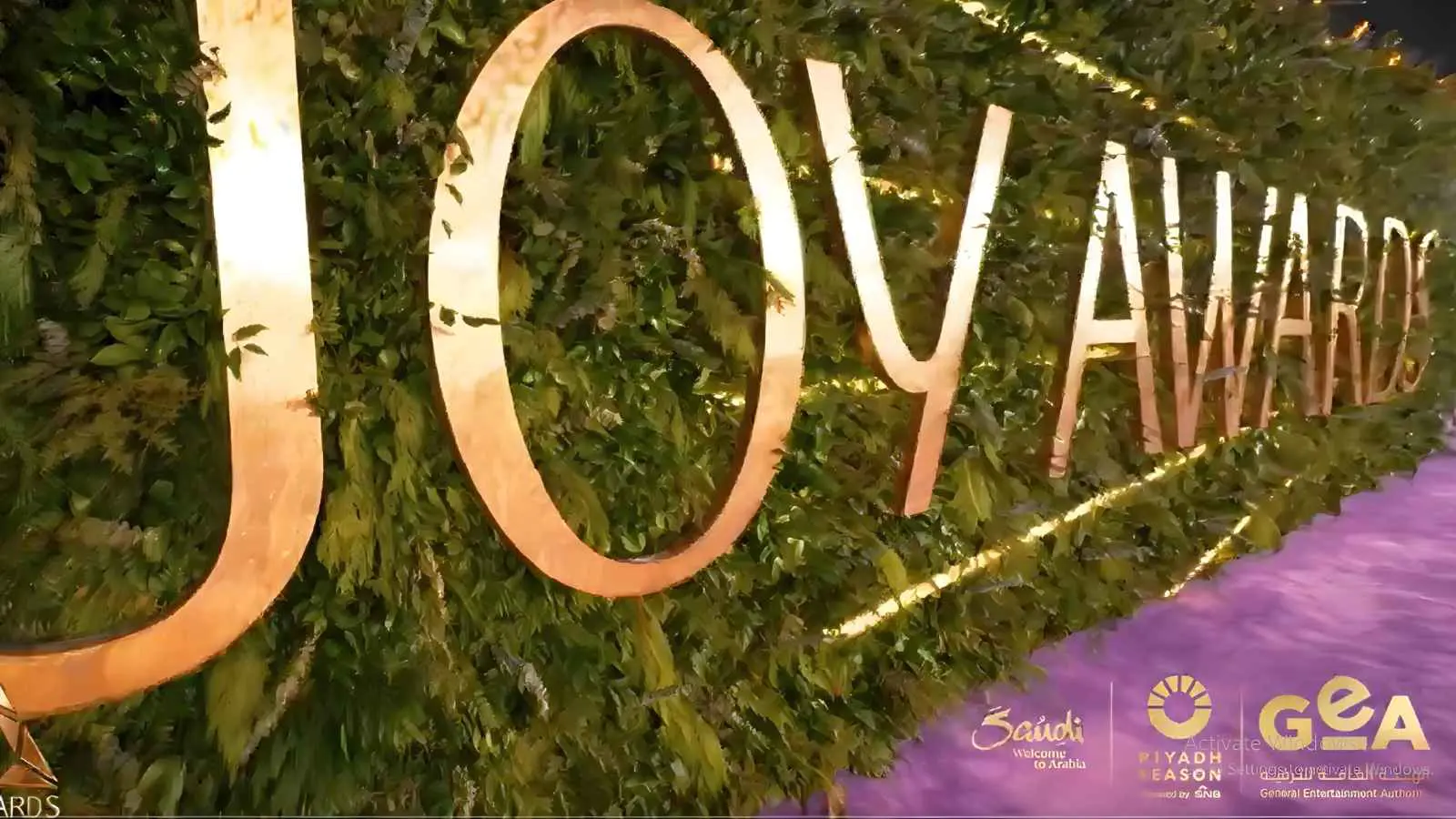 الليلة بالرياض “Joy Awards” كل القنوات الناقلة لحفل جوي اورد 2025 علي السجادة الخزامية في حفل جوائز صُنّاع الترفيه