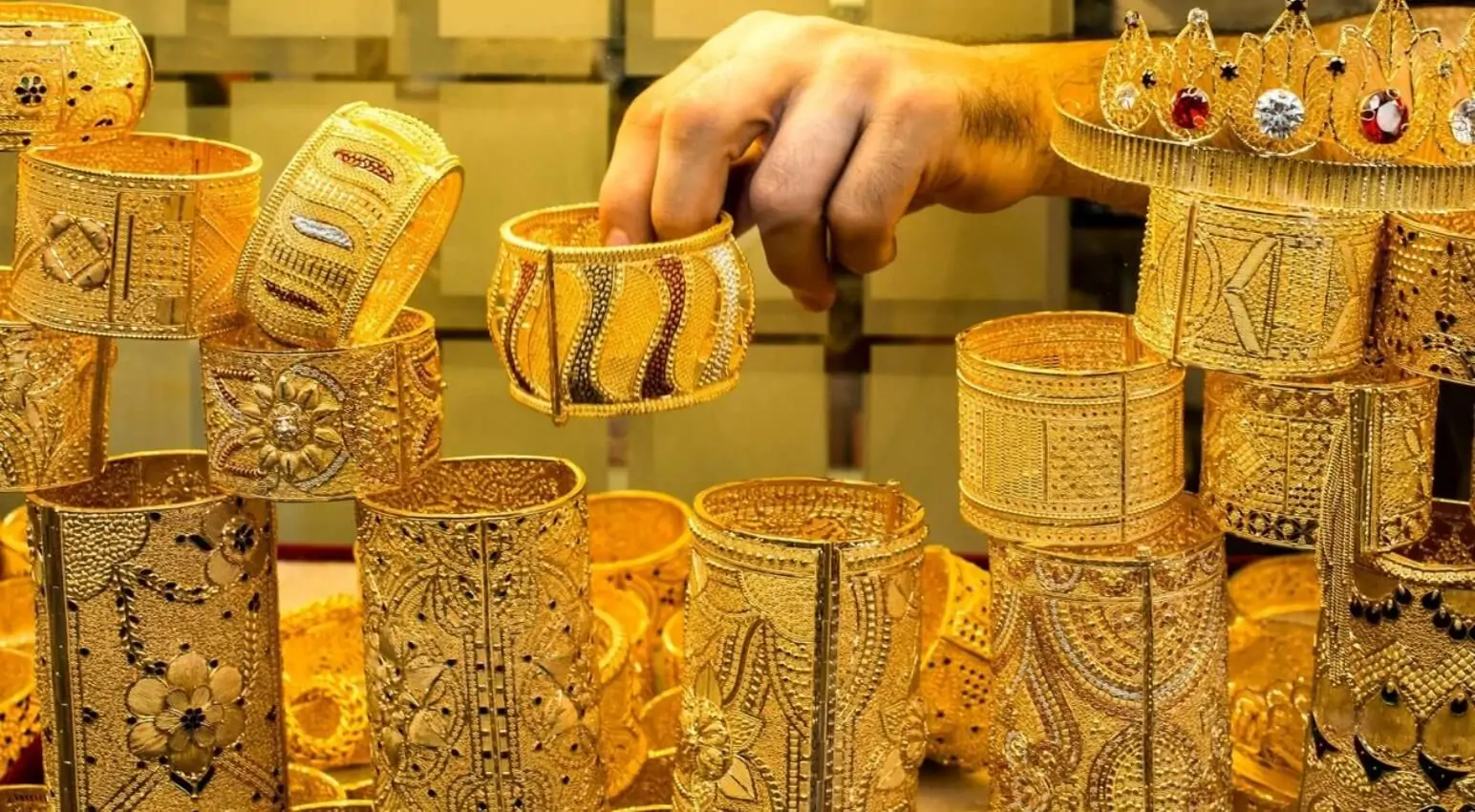 “يا ترى وصل كام؟؟” سعر الذهب اليوم الثلاثاء 7/1/2025 وسعر عيار 21 و18 بدون مصنعية في محلات الصاغة