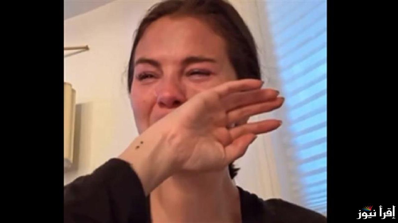 سيلينا غوميز النجمة الأمريكية تبكي بعد مطالبتها بالعودة وجدتها إلى المكسيك .. فما السبب؟