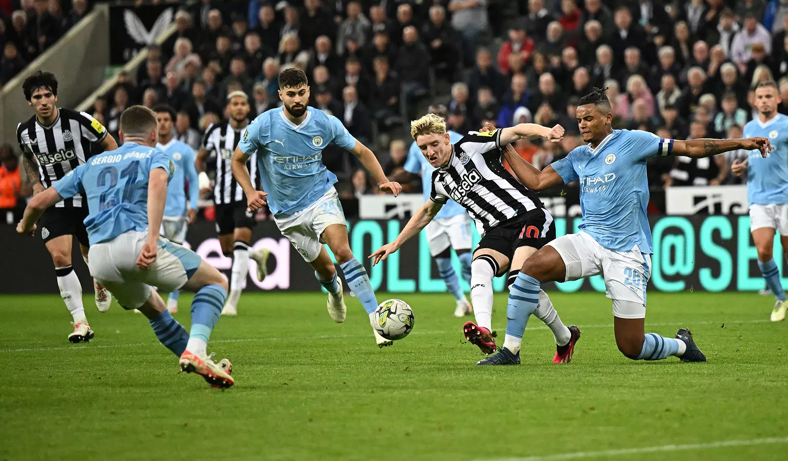 ماهي القنوات الناقلة لمباراة مانشستر سيتي ونيوكاسل في الدوري الإنجليزي