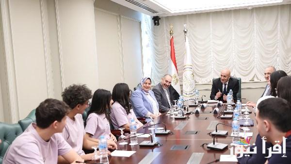 وزير التعليم يستمع لآراء طلاب مدارس النيل الدولية حول نظام الدراسة