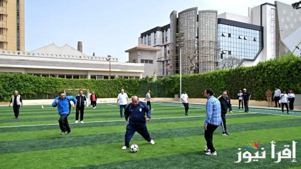 رئيس جامعة القاهرة يشارك الطلاب في ماراثون الدراجات ومباراة كرة قدم