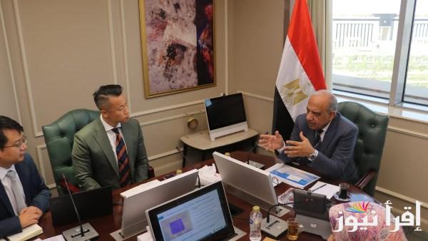 وزير الكهرباء يناقش تحديث الشبكات واستخدام بطاريات التخزين مع شركة صينية