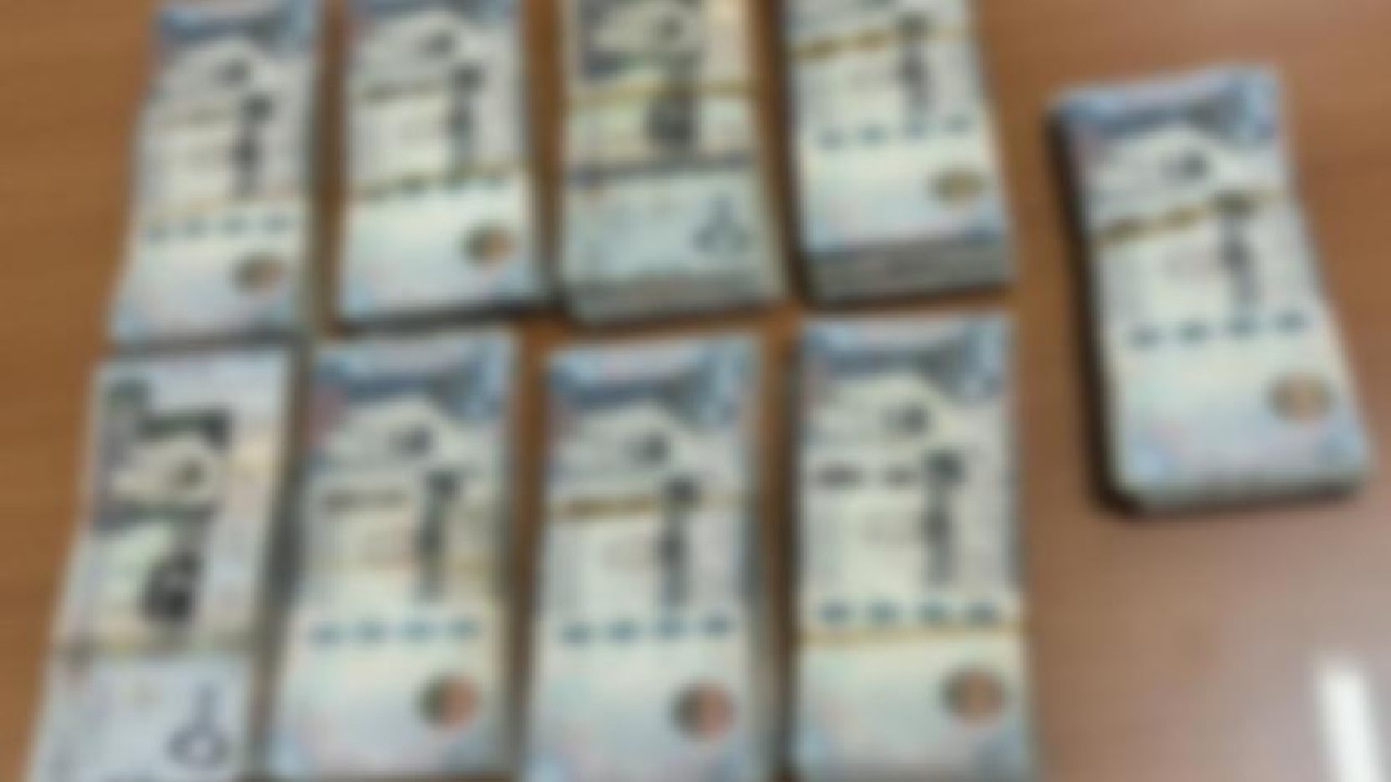 آخر مستجدات التحقيق في ضبط 3 يمنيين بحوزتهم مبالغ مالية بمحافظة ظفار العُمانية