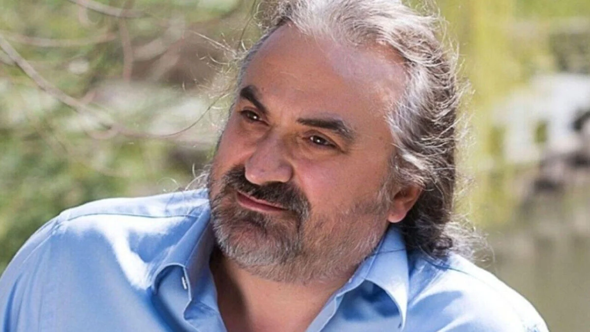 وفاة “فولكان كوناك” المغني التركي على خشبة المسرح ووصية مثيرة للجدل.. السبب والسيرة الذاتية