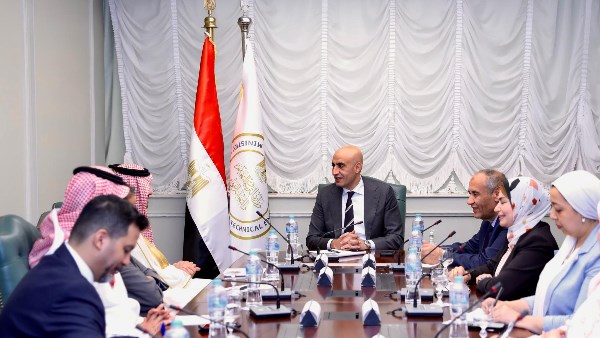وزير التعليم يستكشف آفاق التعاون مع مدير مكتب التربية العربي لدول الخليج